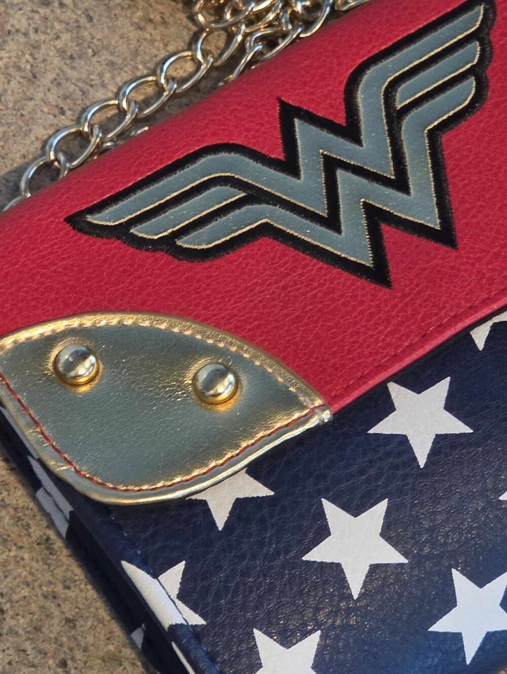 Wonder Woman Purse - Picture 5 of 9